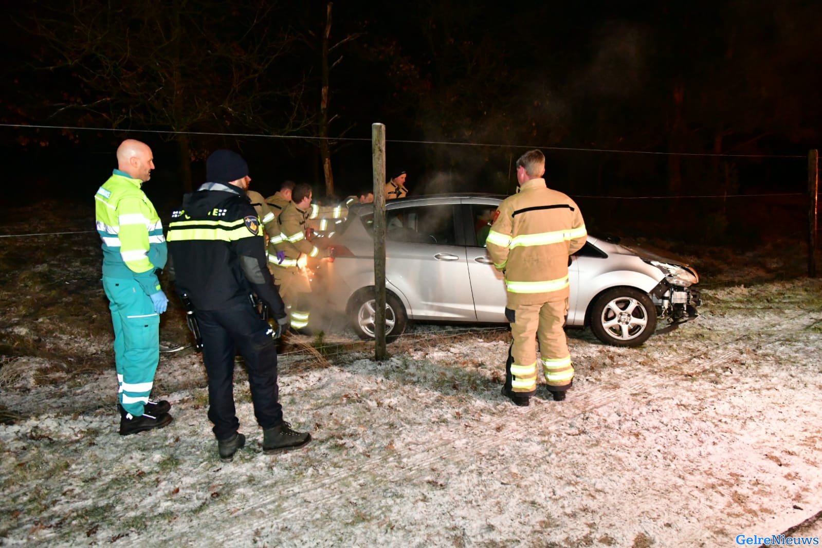 Auto rijdt door hekwerk heen en komt in bos tot stilstand