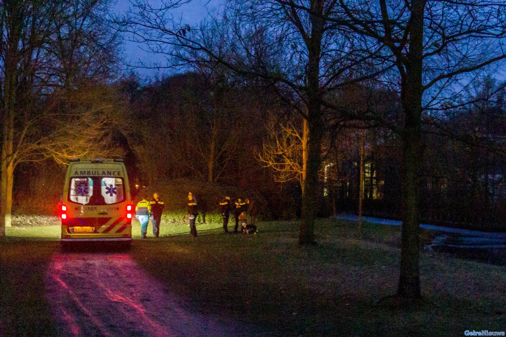 Hond komt onder het ijs; baasje redt hond