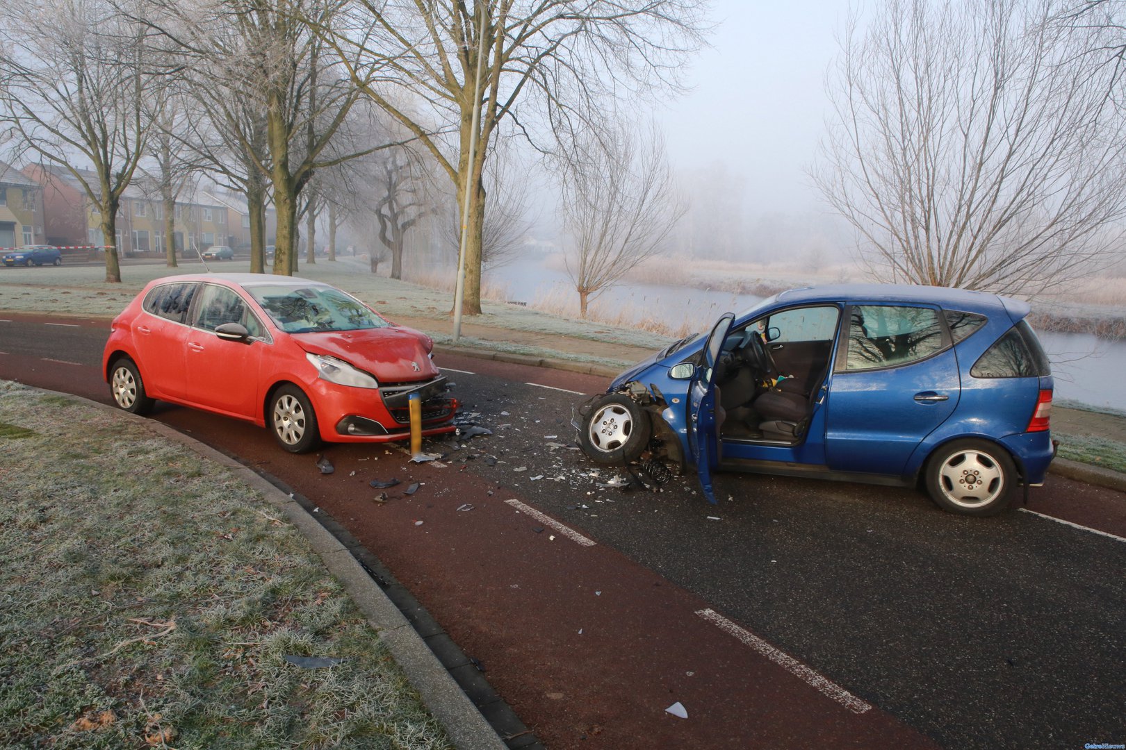 Gewonde bij frontale aanrijding in woonwijk