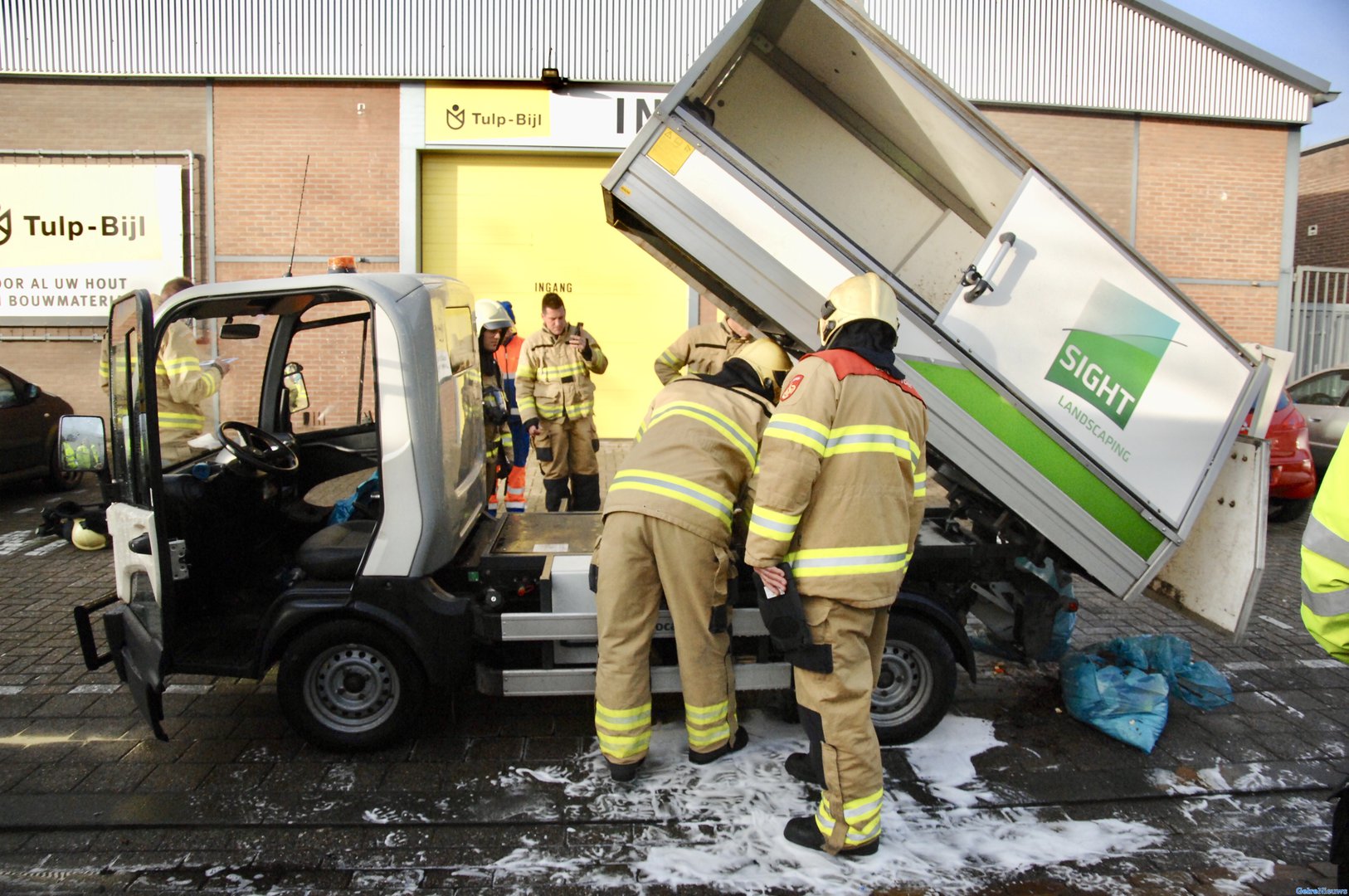 Mini-vuilniswagen vliegt in brand nabij afvalbrengstation in Arnhem
