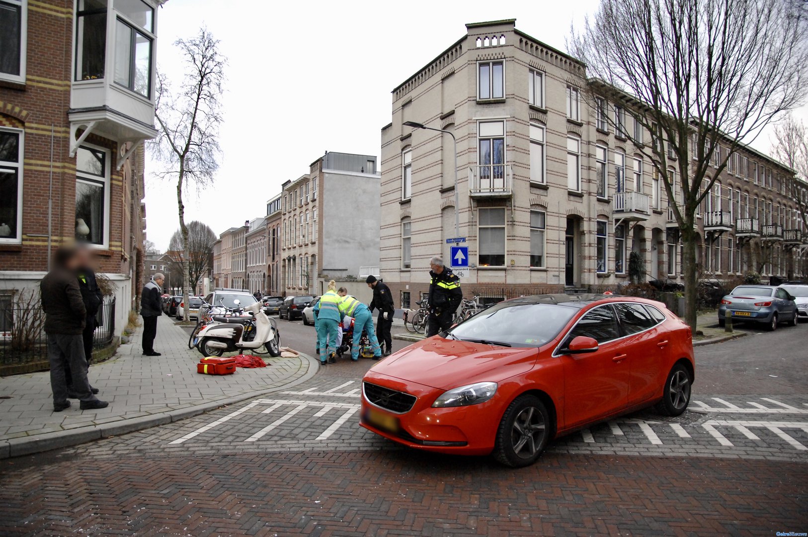 Postbezorger loopt flinke hoofdwond op na aanrijding