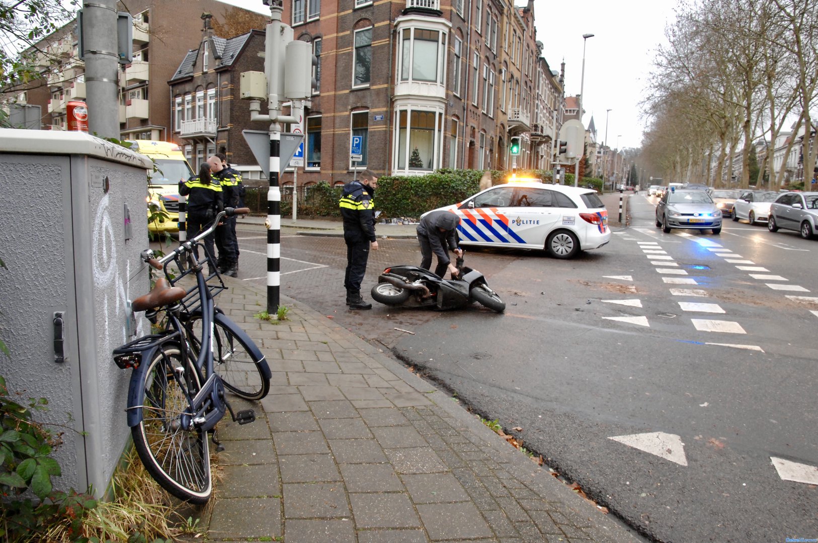 Scooterrijder botst tegen fietsers bij stoplicht