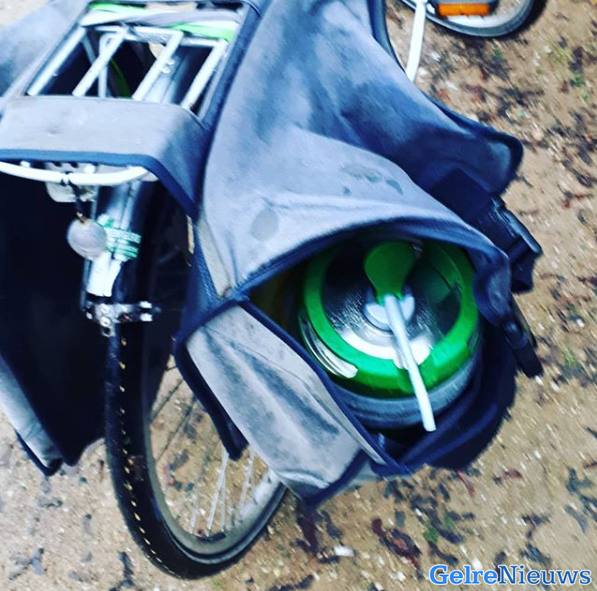 Man loopt met geslachtsdeel uit broek en bierfust door Nijmegen