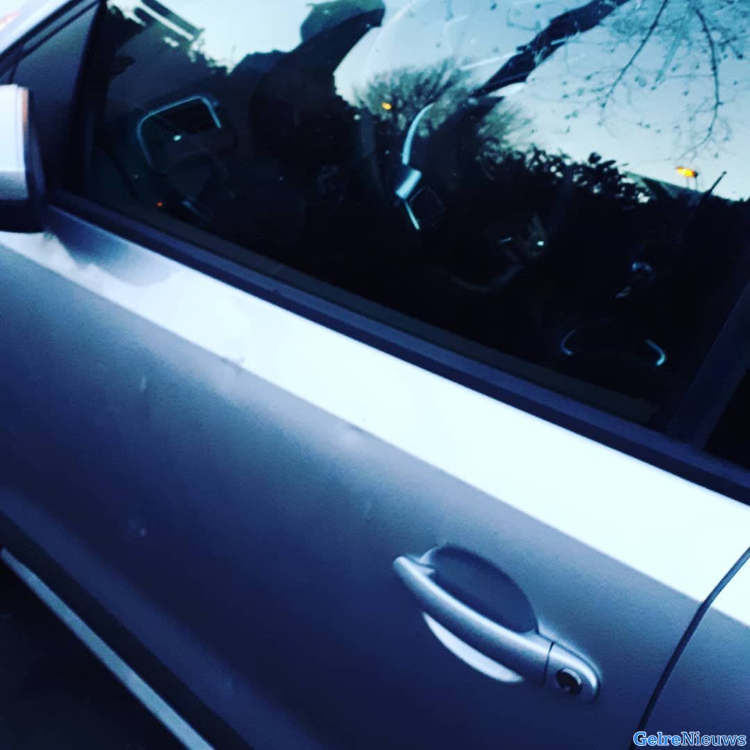 Dronken man trapt tegen auto die niet van hem blijkt te zijn