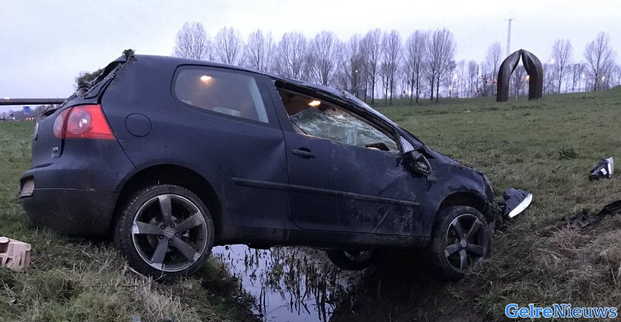 Auto hangt boven sloot langs A73, bestuurder spoorloos