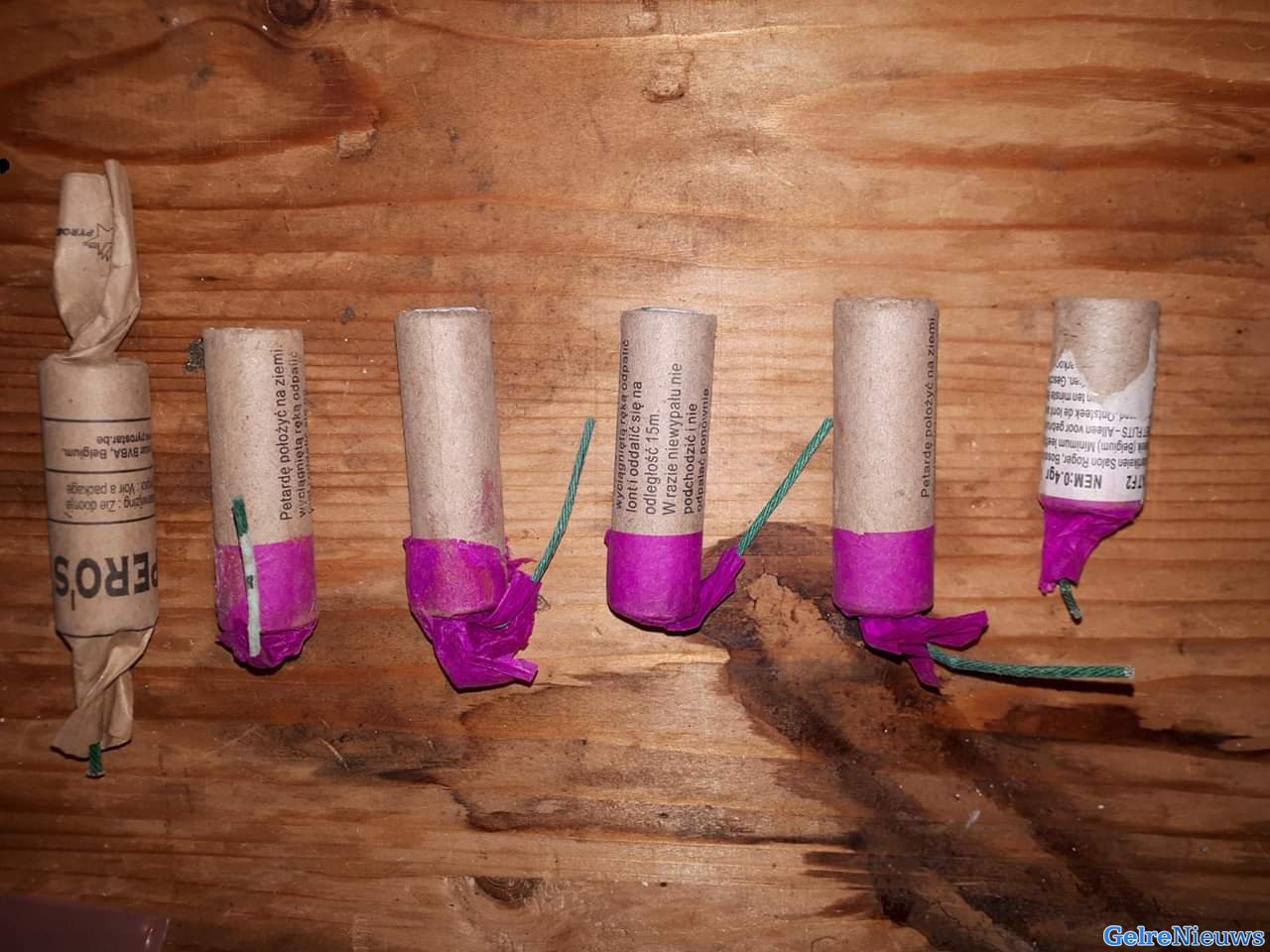 Jongeren gooien vuurwerk naar elkaar