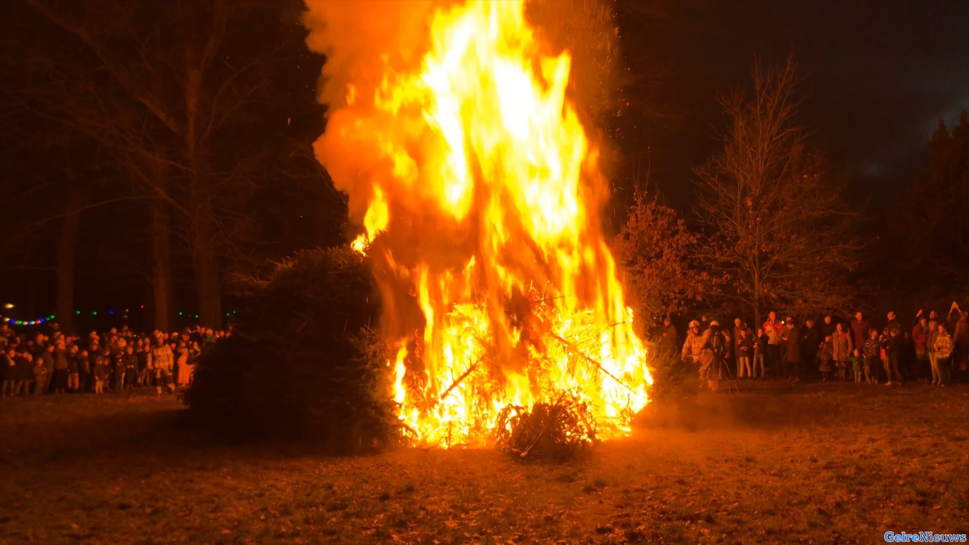 Grote belangstelling voor kerstbomenverbrandingen in Arnhem