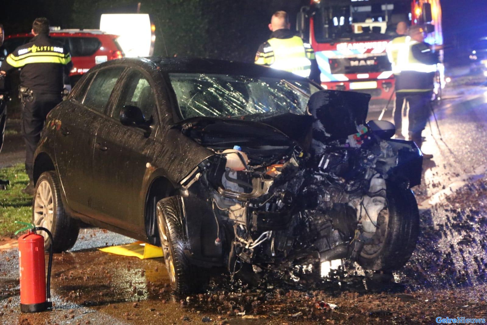 Automobilist ernstig gewond bij frontale botsing met boom