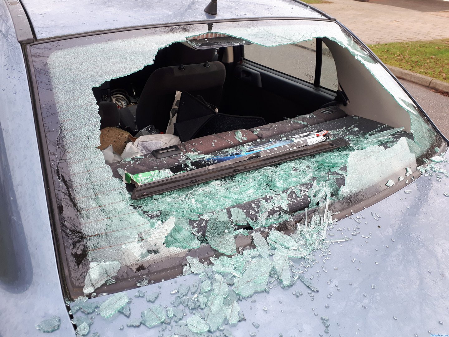 Burenconflict, voordeur en achterruit aan diggelen