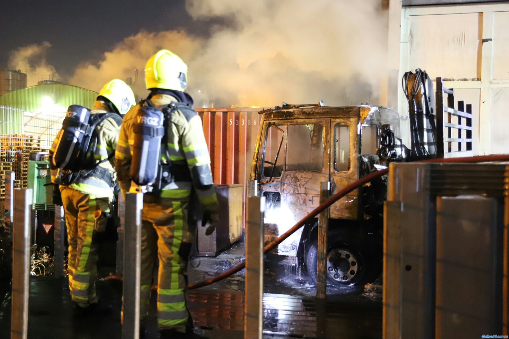 Bakwagen met kraan in brand naast bedrijfsverzamelgebouw in Tiel
