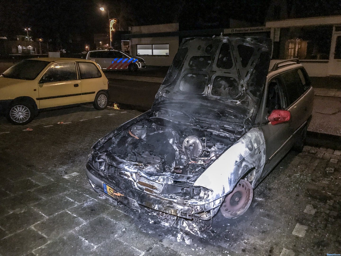 Auto in brand gestoken in Dieren