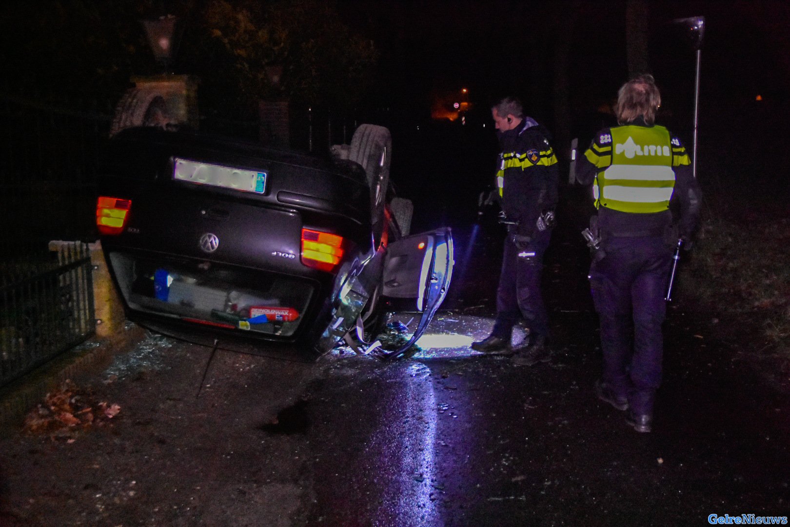 Auto over de kop bij ongeval net over grens bij Groesbeek