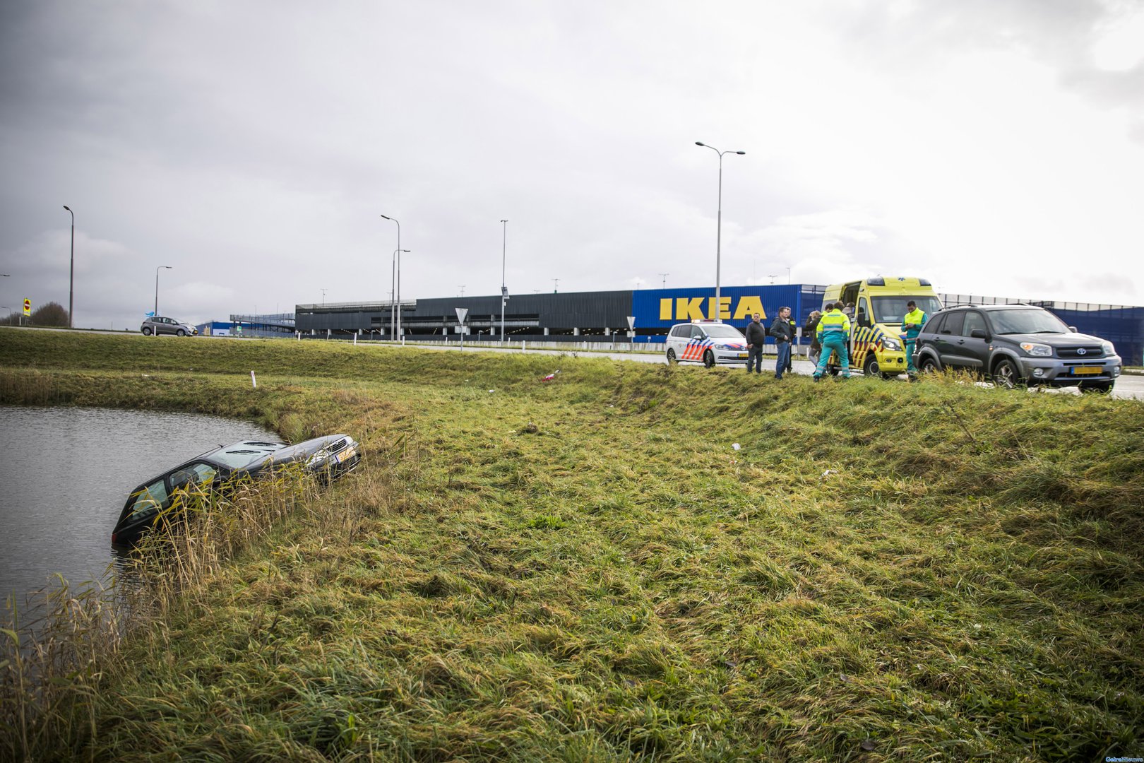 Automobiliste raakt te water bij afrit A12 Duiven