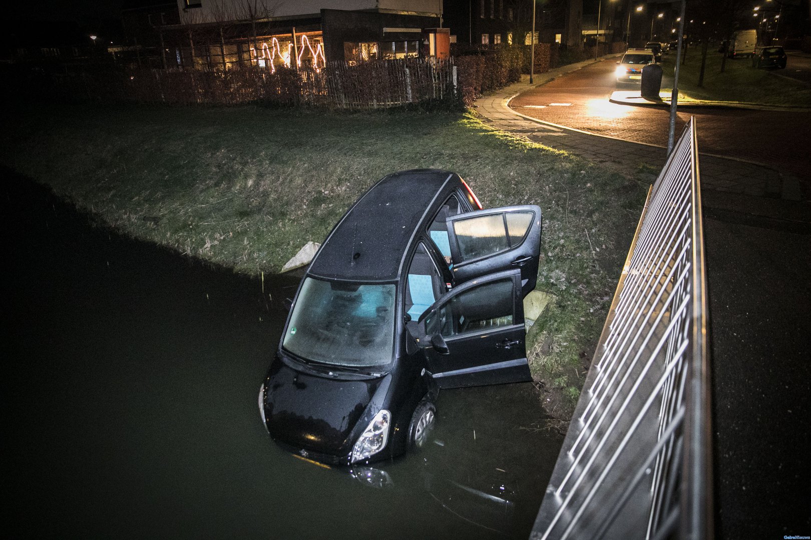 Vrouw mist bocht en belandt in de sloot