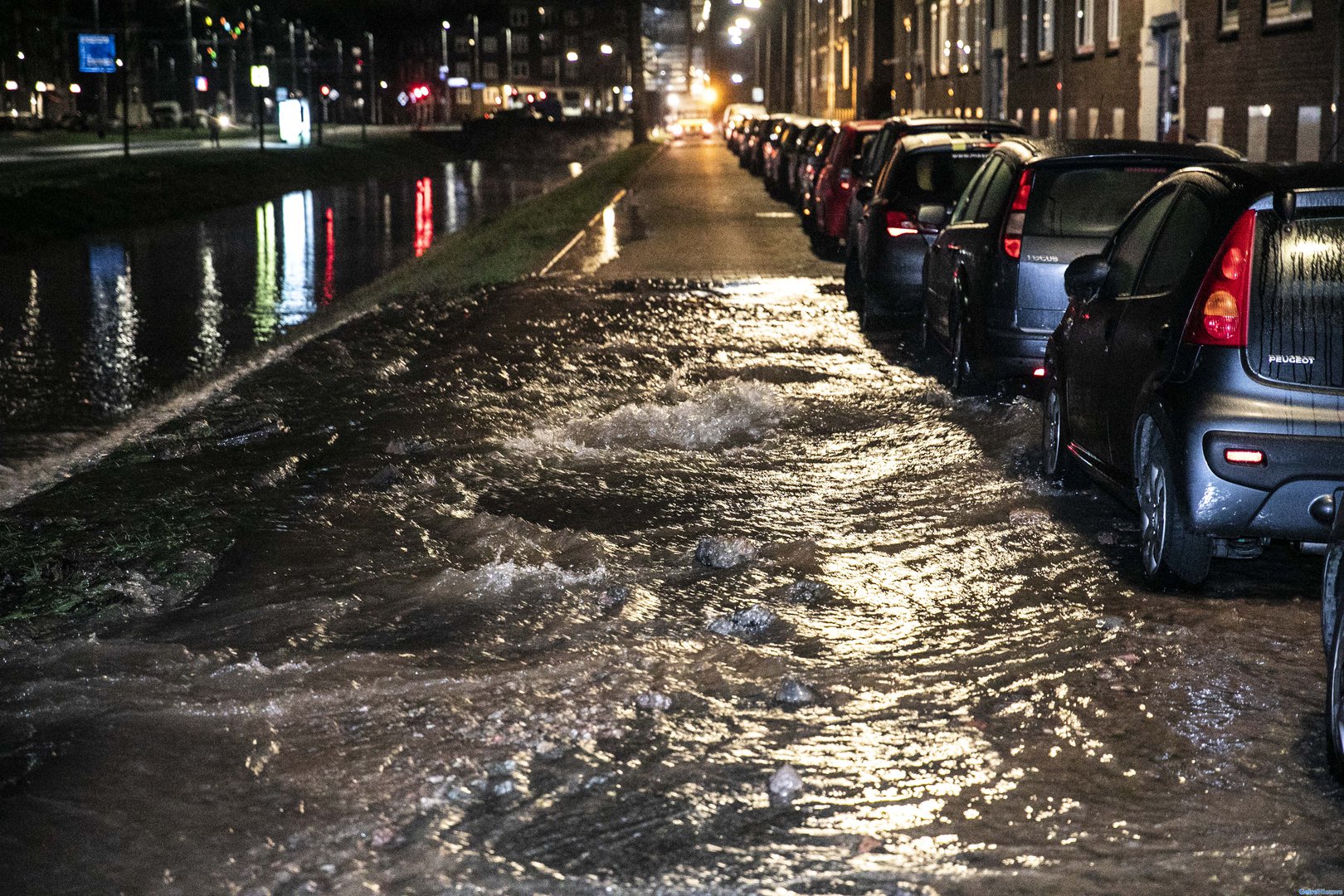 Meerdere straten in Arnhem onder water door leidingbreuk
