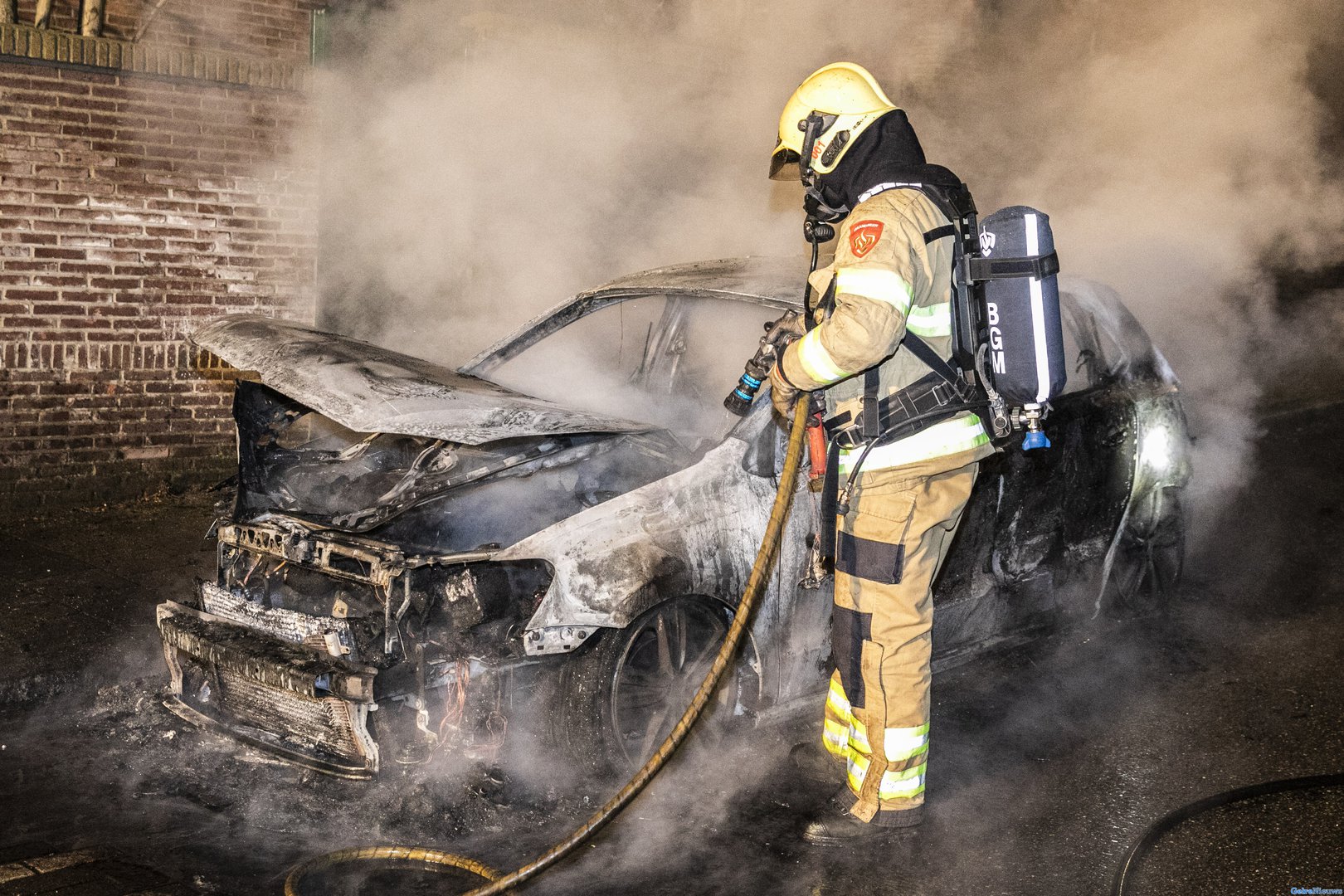 Auto volledig in vlammen opgegaan in Arnhem