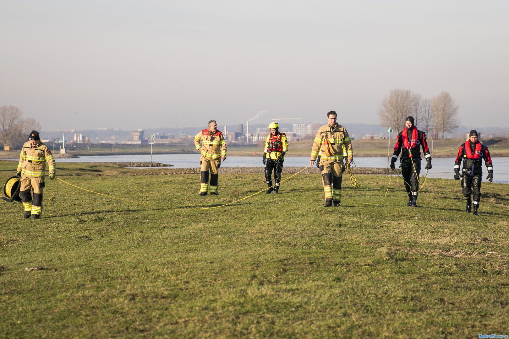 In beeld: Grote zoekactie naar drenkeling in Nederrijn bij Huissen