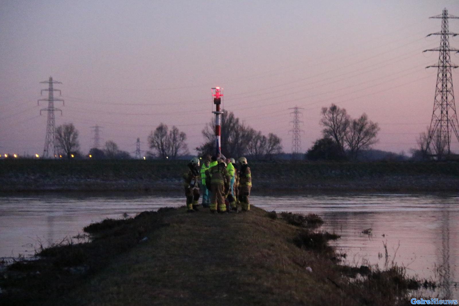Roeiboot slaat om in de Rijn, inzittenden vermist