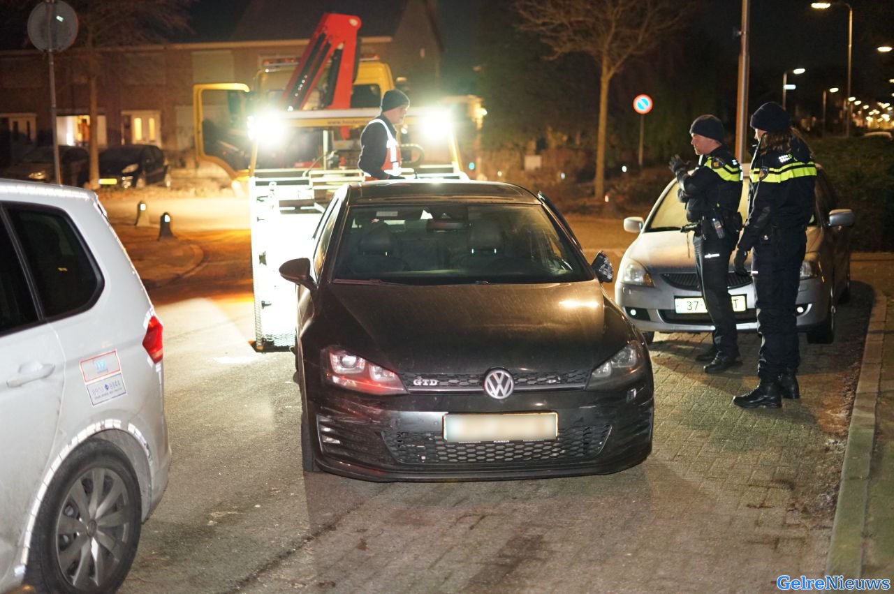 Man(23) negeert stopteken en rijdt agenten van de weg