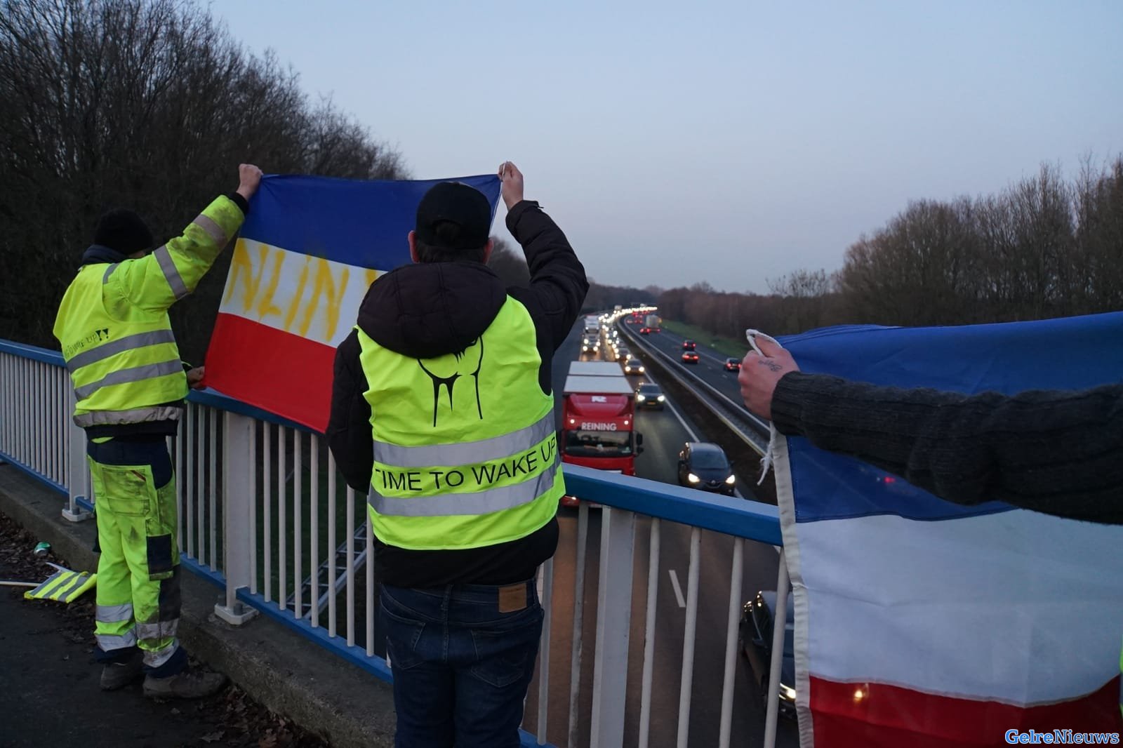 ‘Gele hesjes’ protesteren op viaduct over de A50