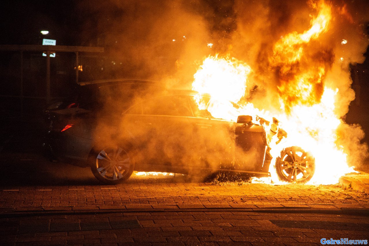 Auto verwoest door brand bij Rijnstate Ziekenhuis