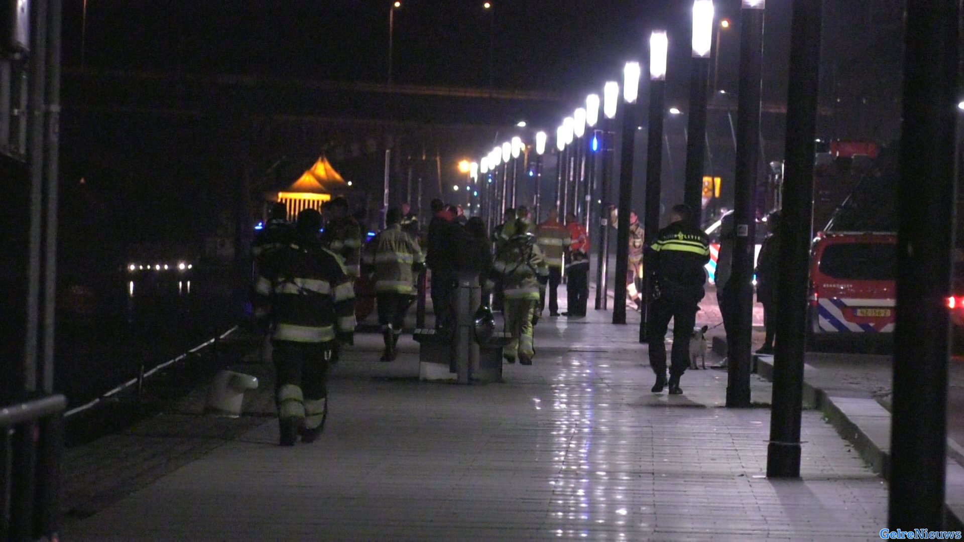 Automobilist belandt in de Waal vanaf de kade in Nijmegen