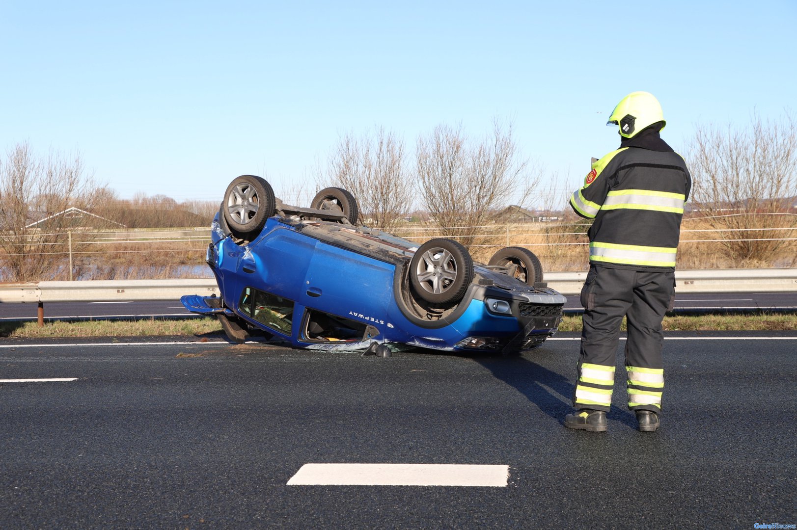 Auto slaat over de kop op A15