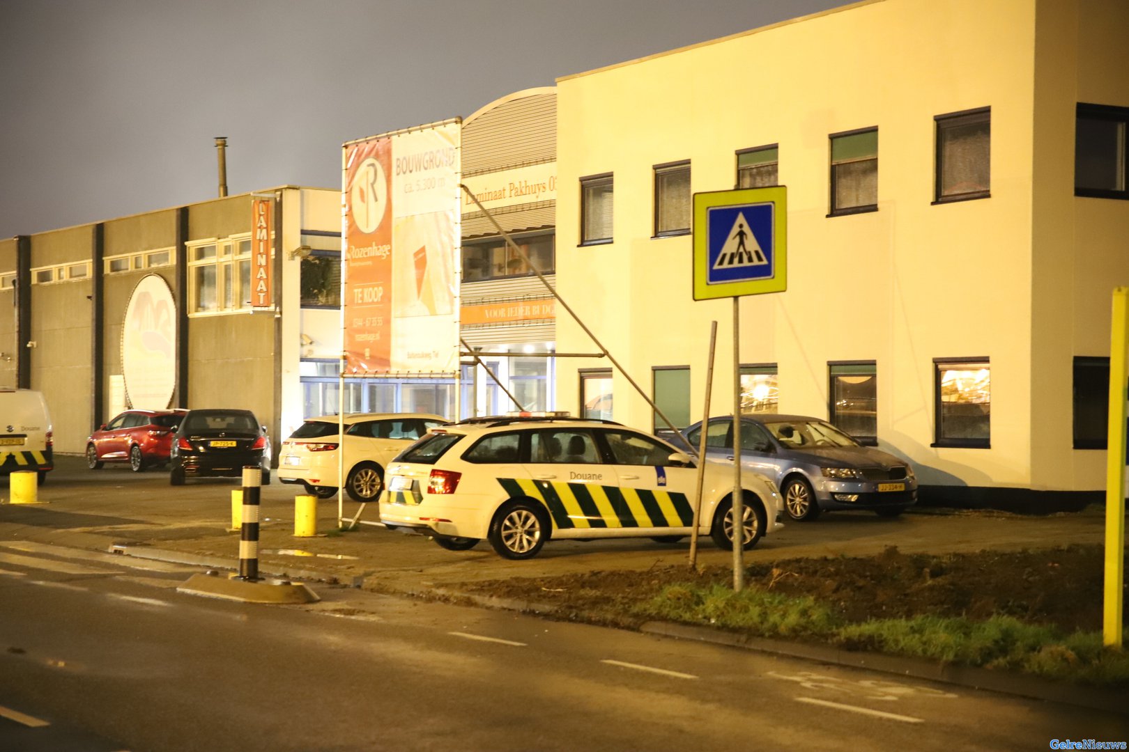 Politie en douane vallen bedrijfspand binnen in Tiel