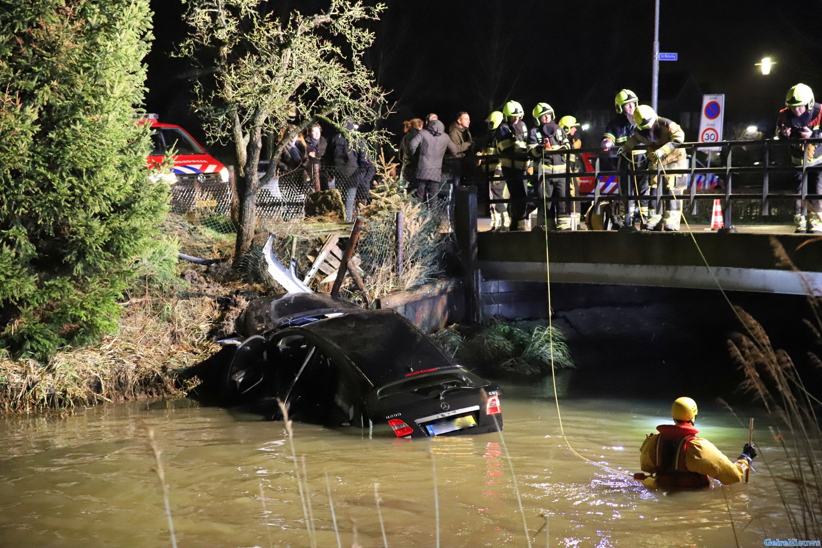 Auto belandt in water bij Maurik, inzittende mogelijk gevlucht