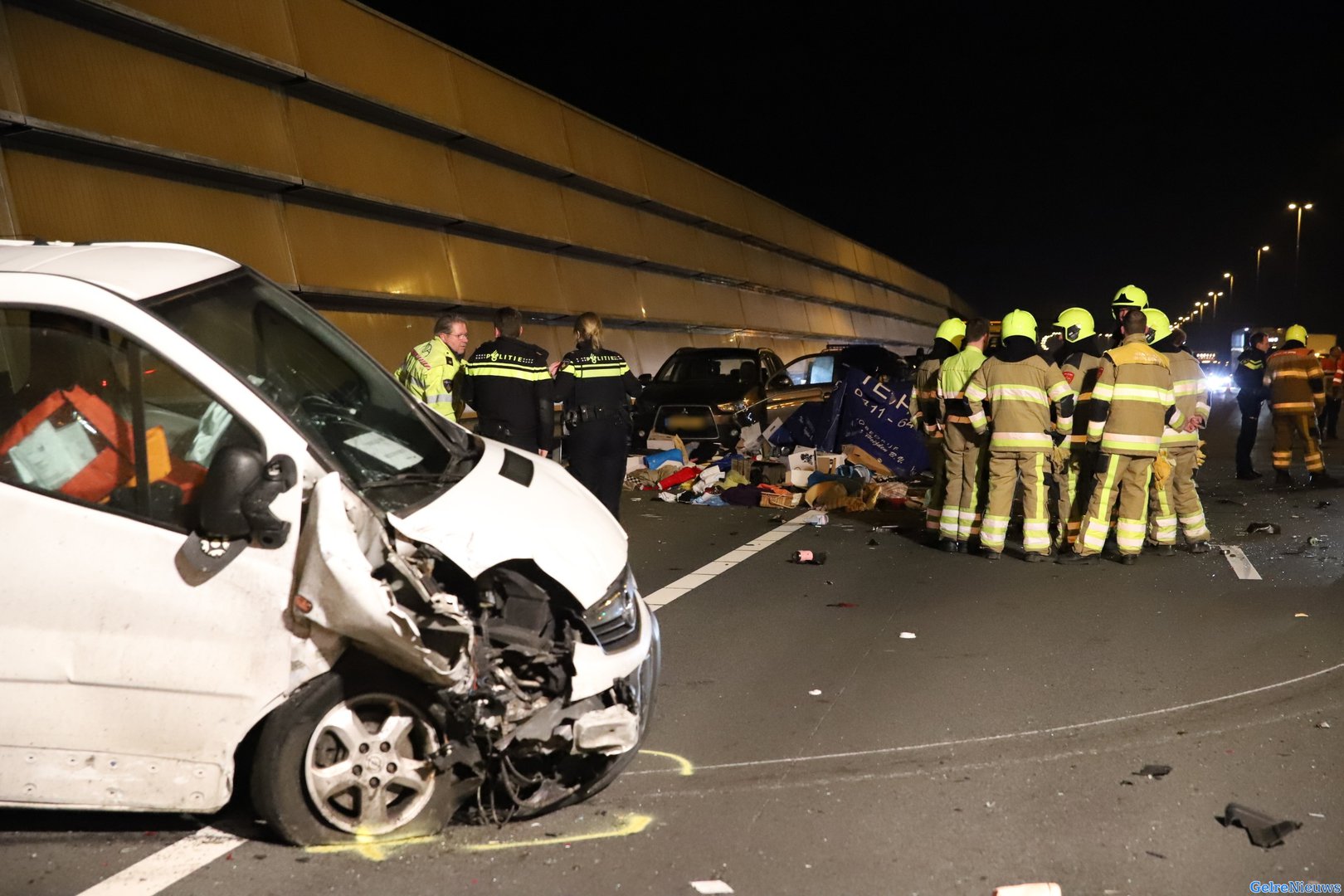 Lading aanhanger ligt op snelweg na ongeval met meerdere voertuigen