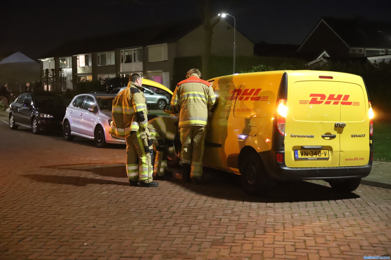 Koerier DHL opgesloten in zijn eigen busje