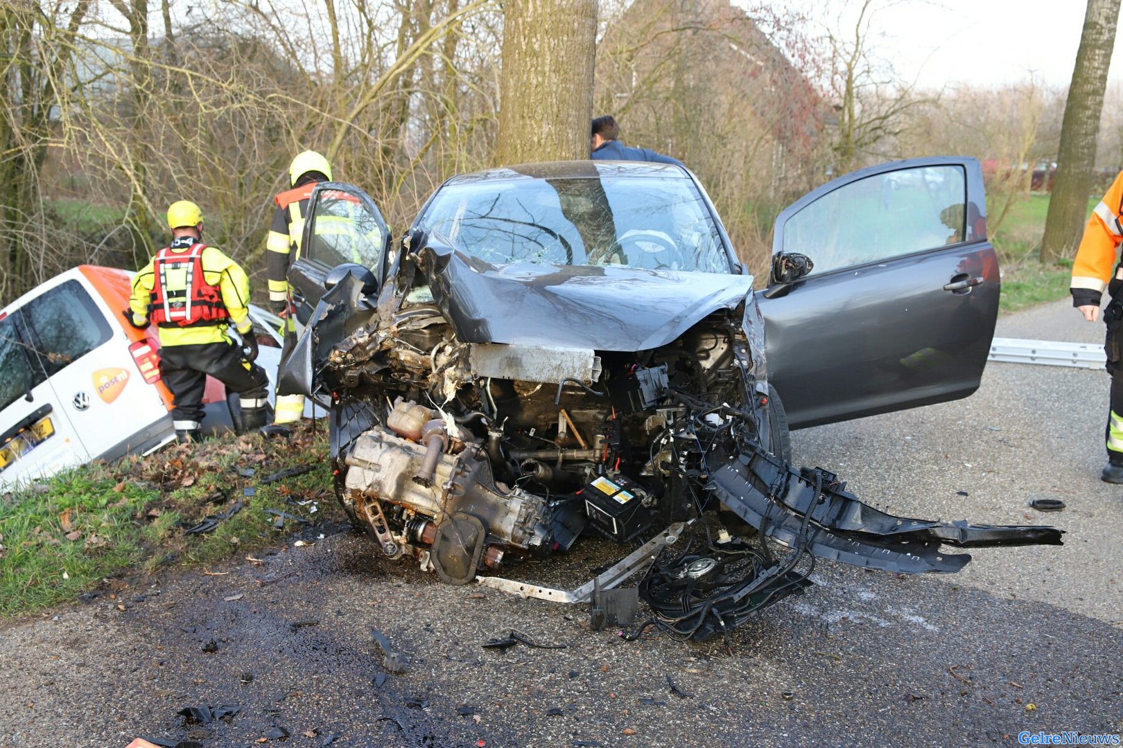 Ongeval tussen twee voertuigen in Wamel, busje belandt in de sloot