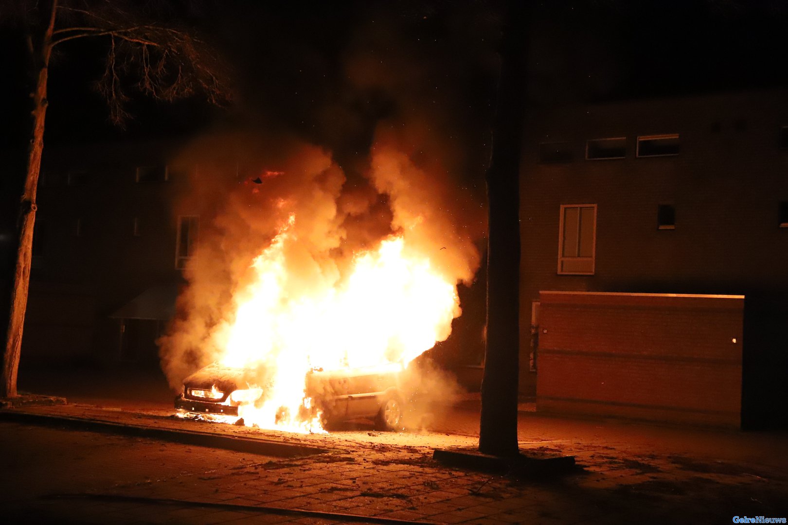 Auto brandt volledig uit in Tiel