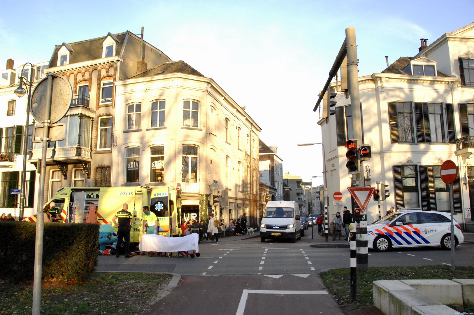 Grote verkeershinder na ernstig ongeval met voetganger in Arnhem