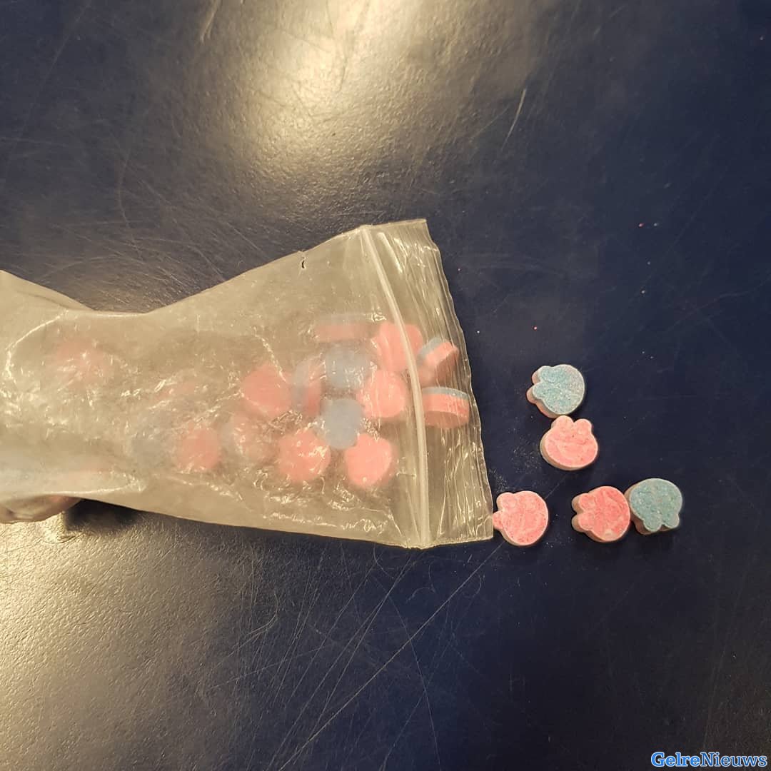 Auto rijdt onlogische route, politie vindt zakje Xtc-pillen