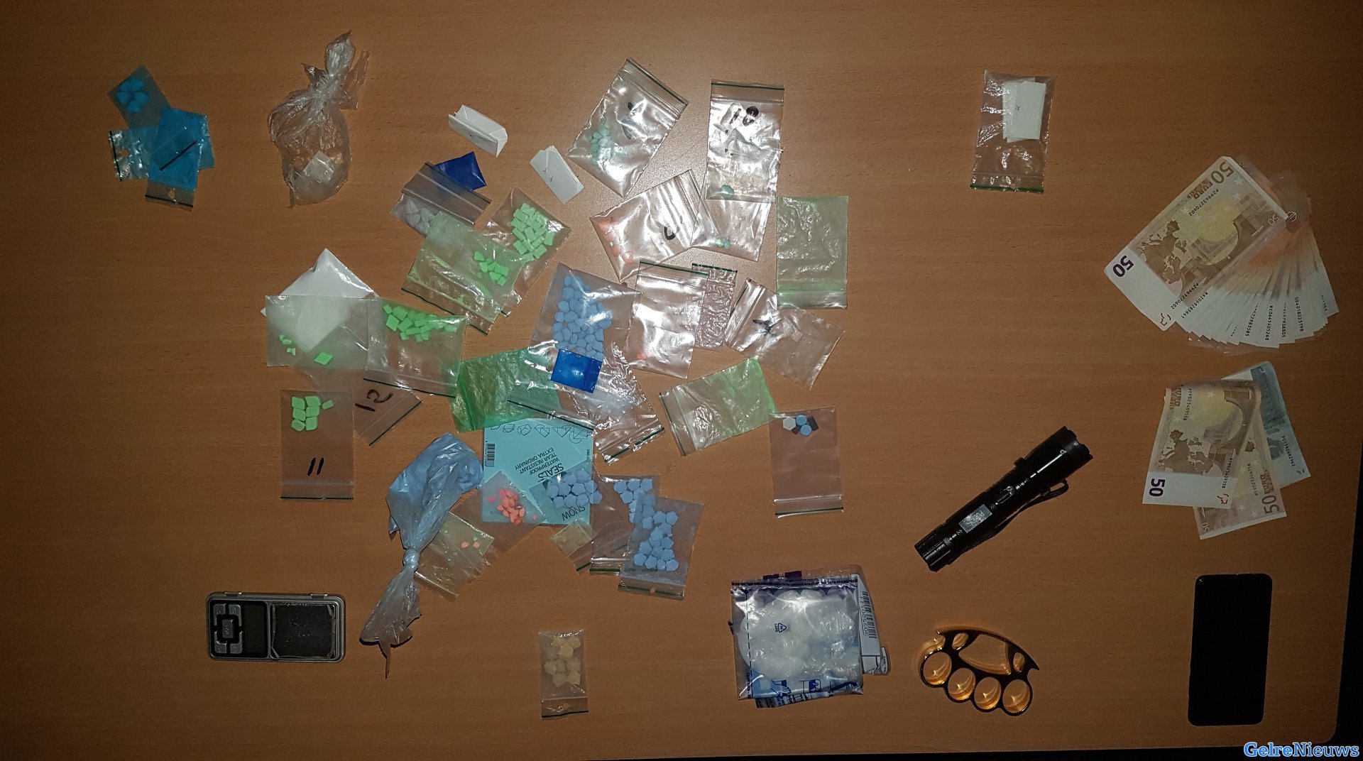 Drugs, geld en wapens bij hennepkwekerij in woning aangetroffen