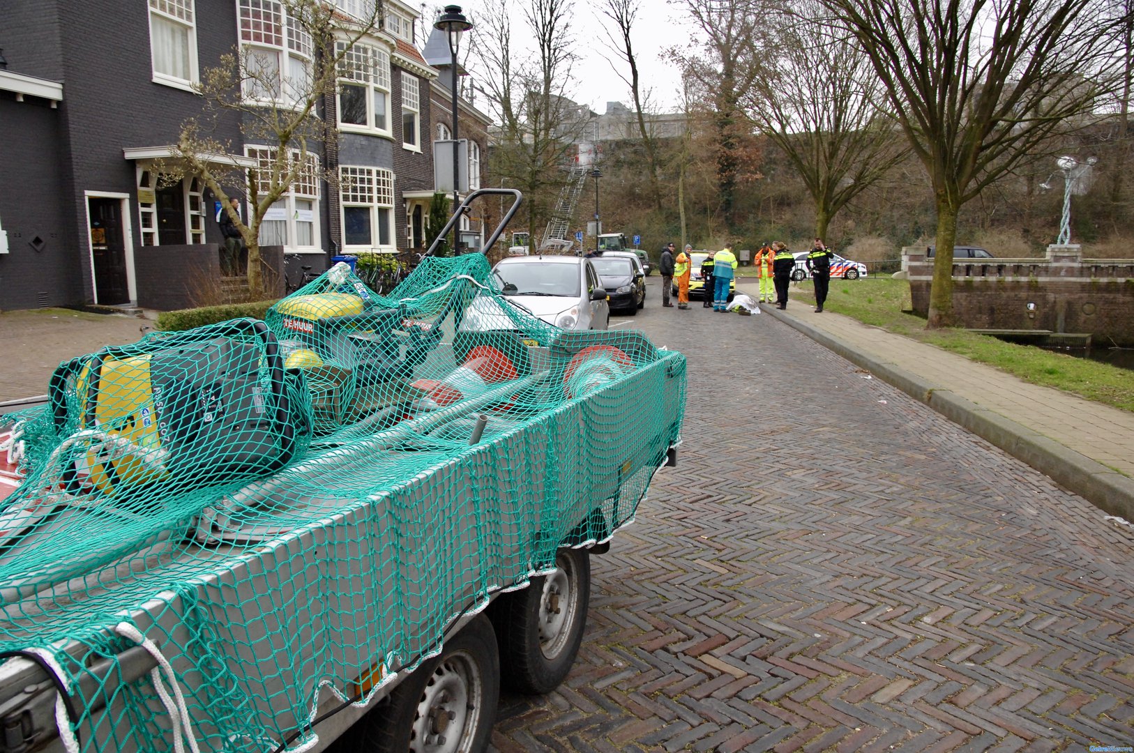 Man valt uit bestelbusje waarna zware aanhanger over hem heen rijdt