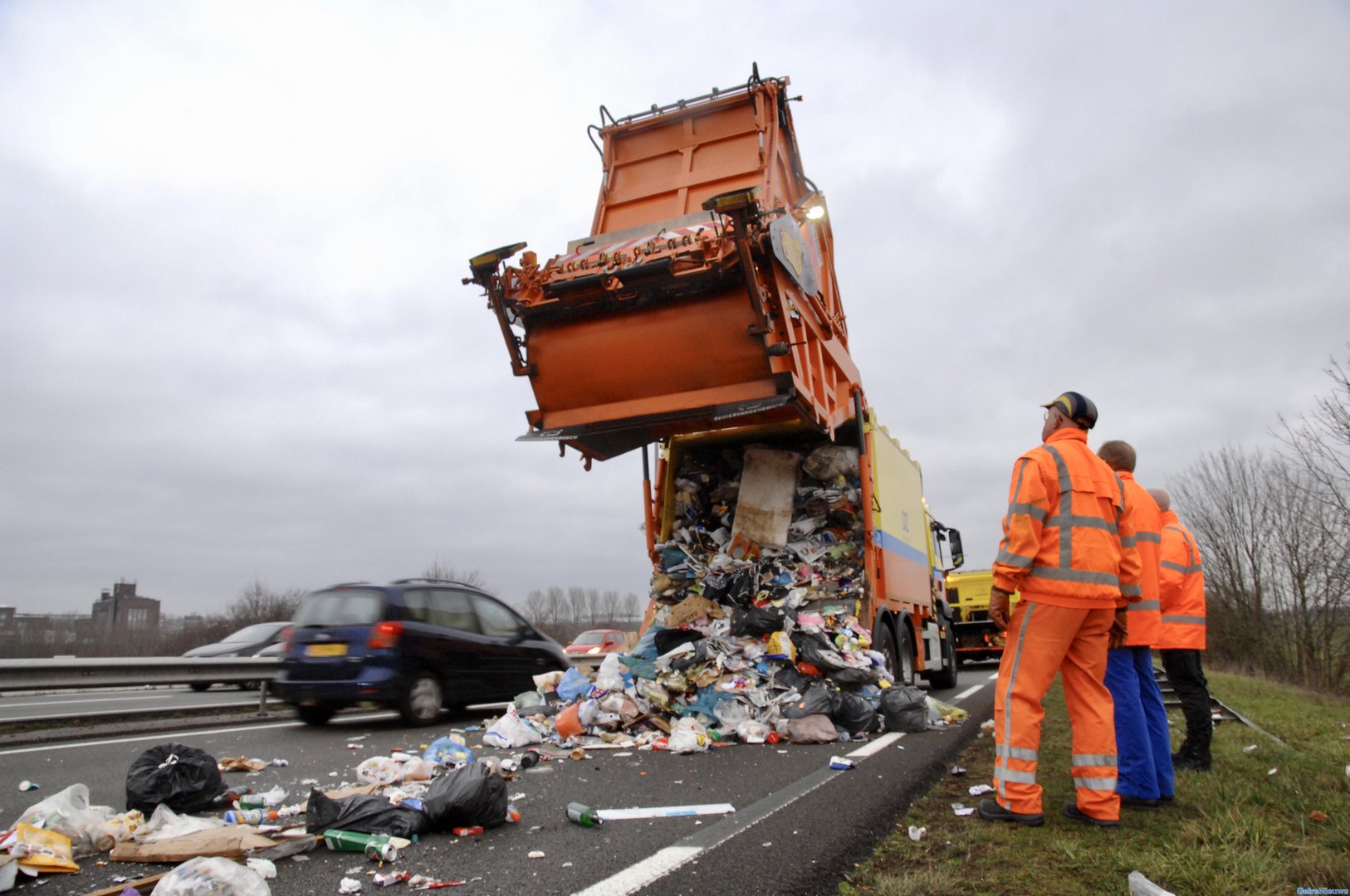 Vuilniswagen verliest lading op N325 en zorgt voor flinke file