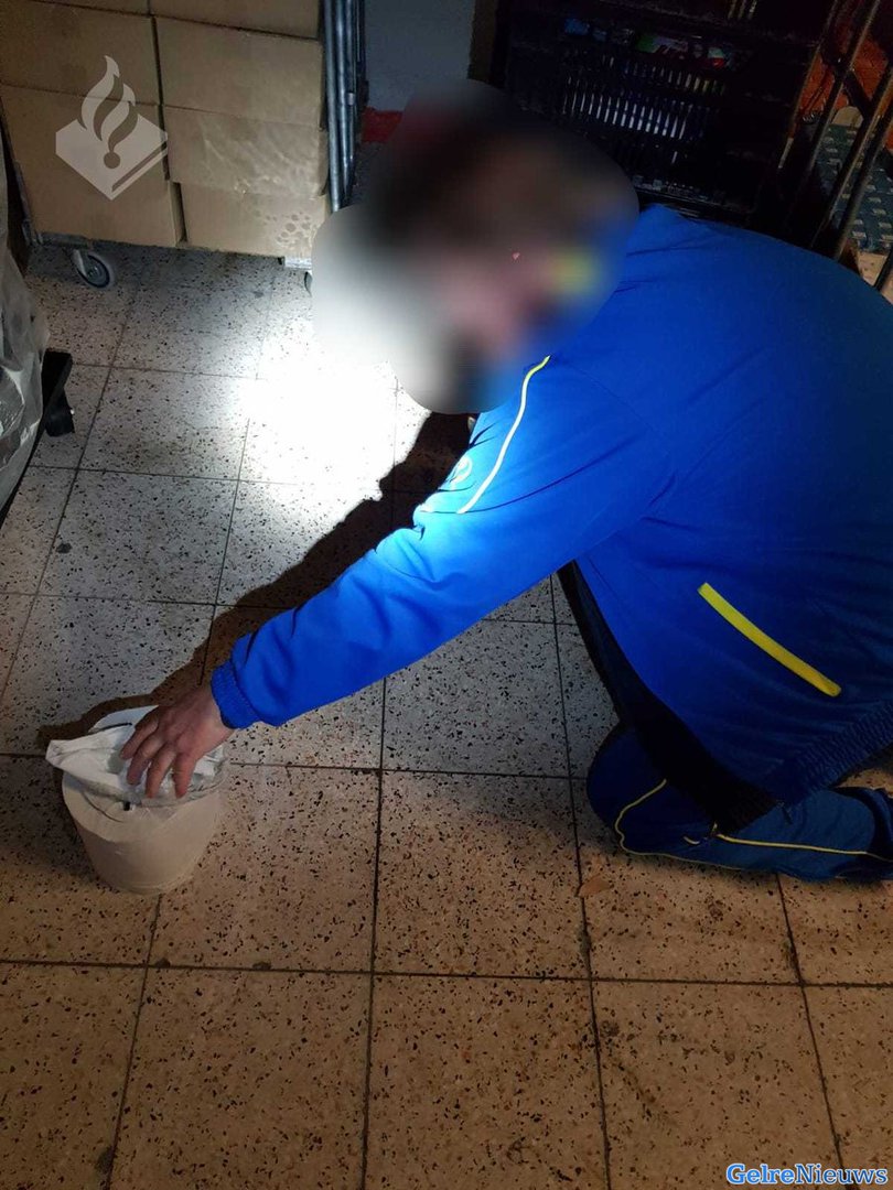 Dronken man plast in magazijn van supermarkt Ede