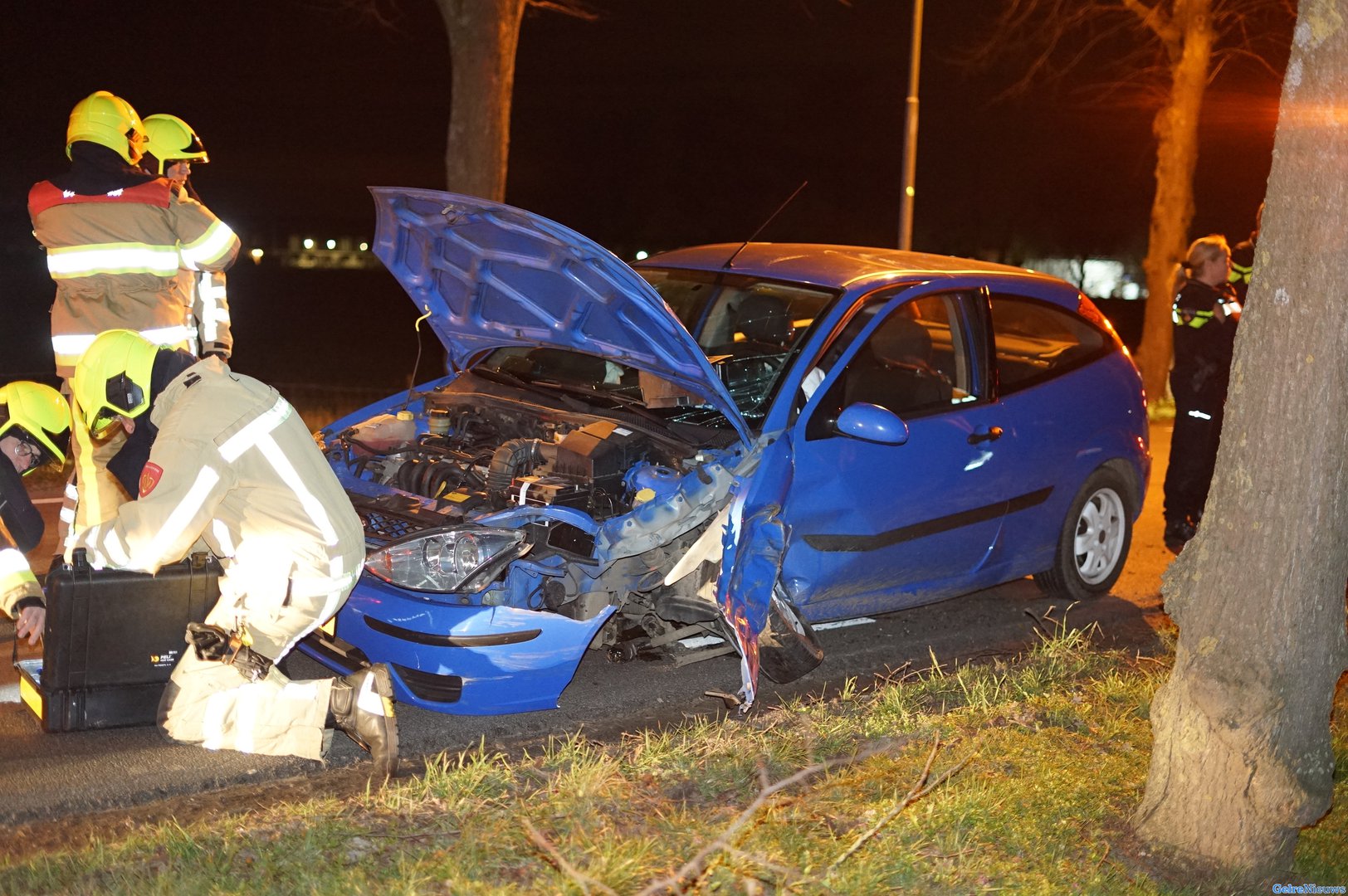 Vrouw botst met auto frontaal op boom in Wijchen