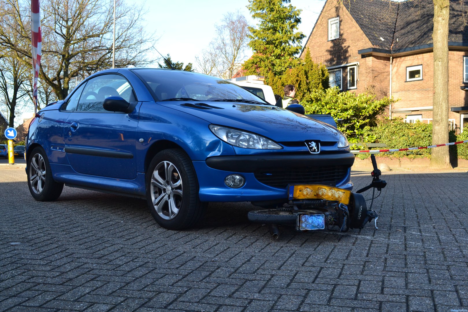 Snorfiets klem onder auto na ongeval Nijmegen