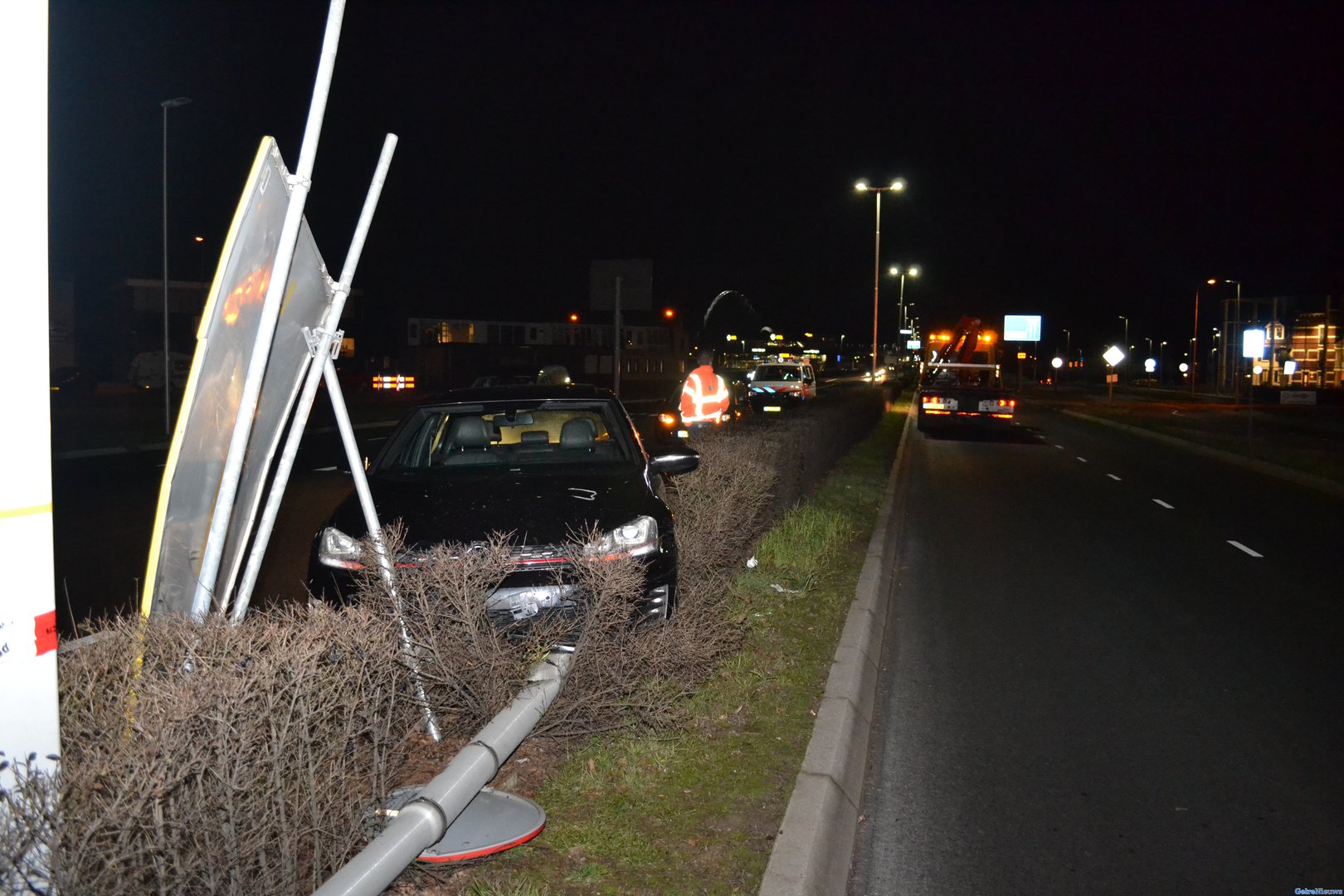 Auto rijdt lantaarnpaal en verkeersbord uit grond na inhaalactie in Nijmegen