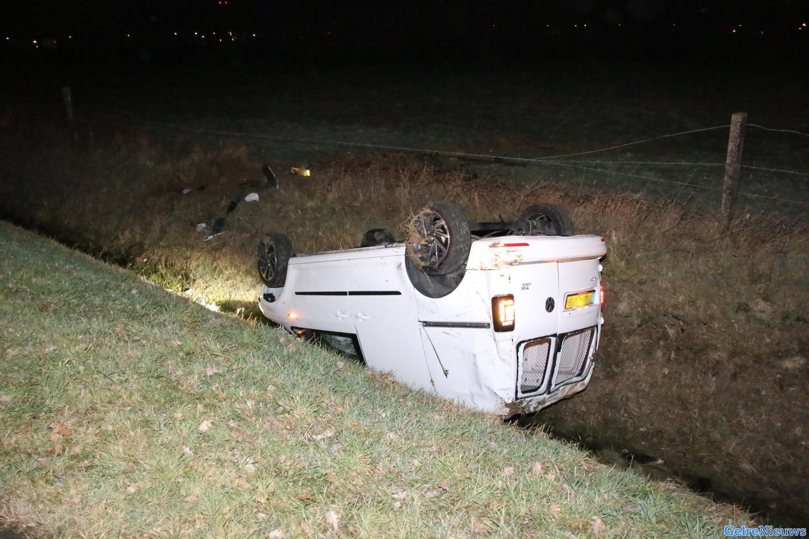 Auto op de kop in de sloot bij Lathum, bestuurder aangehouden
