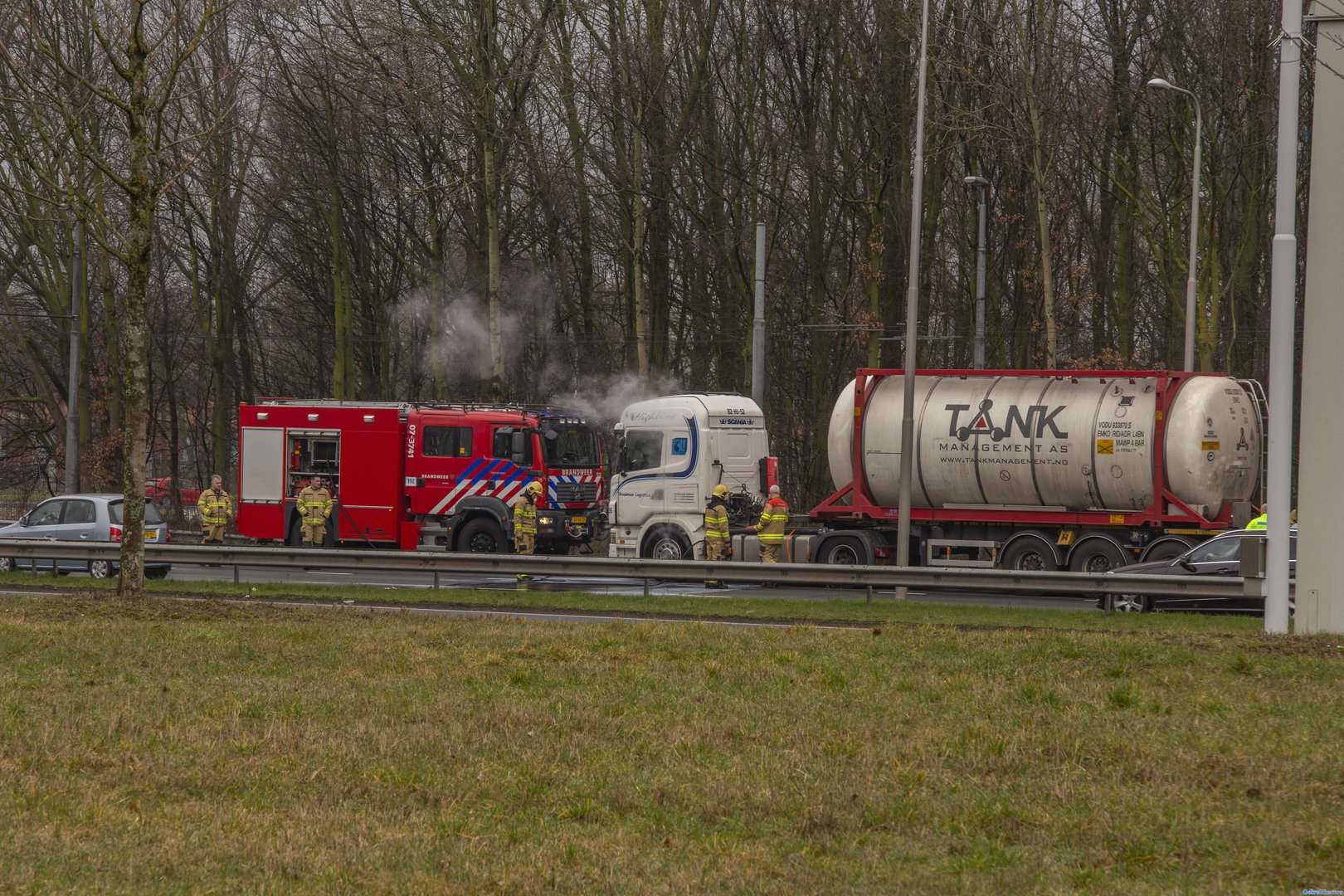 Vrachtwagen vliegt in brand door vastgelopen rem