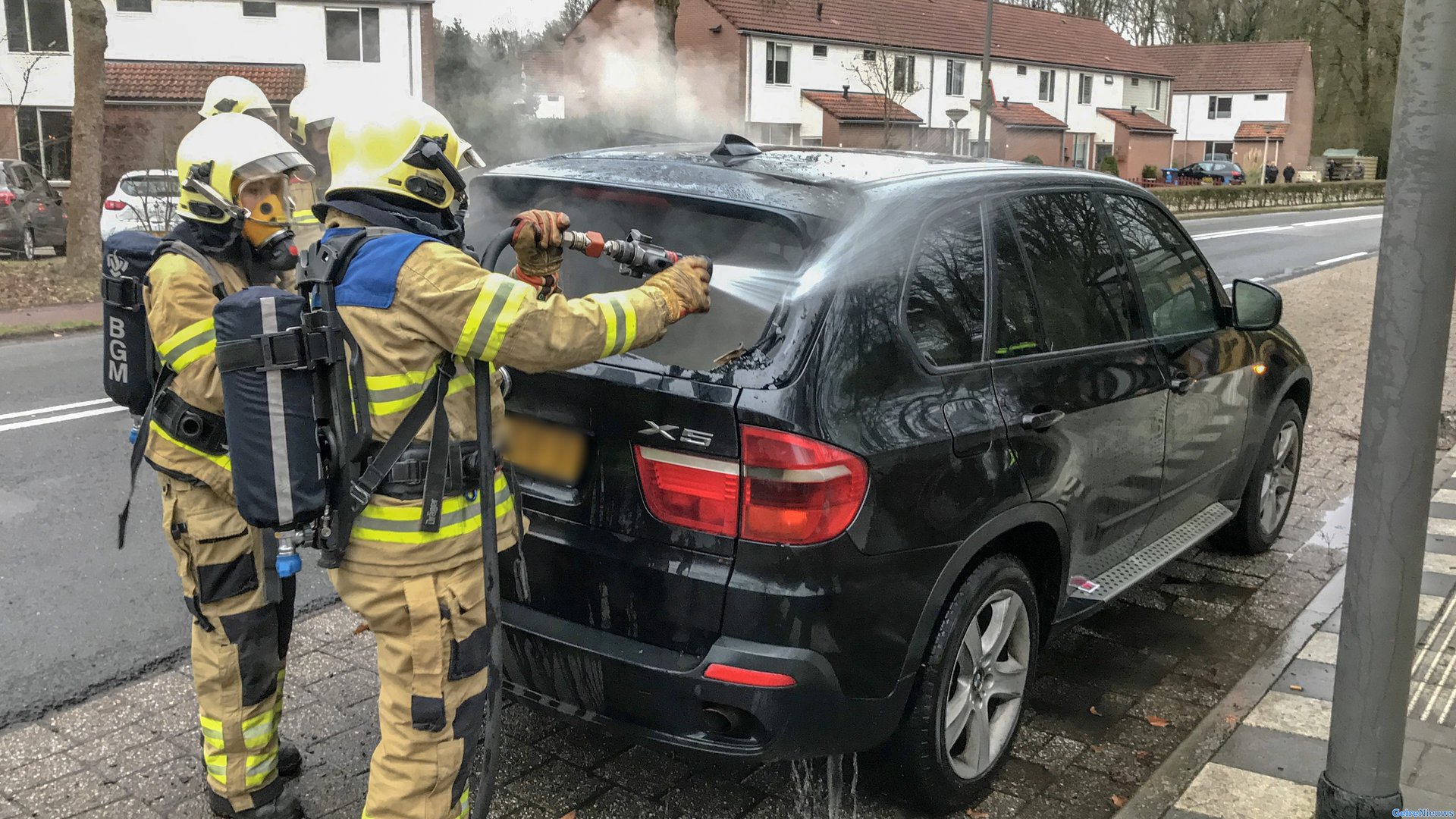 Auto vliegt door vermoedelijk kortsluiting in de brand in Dieren