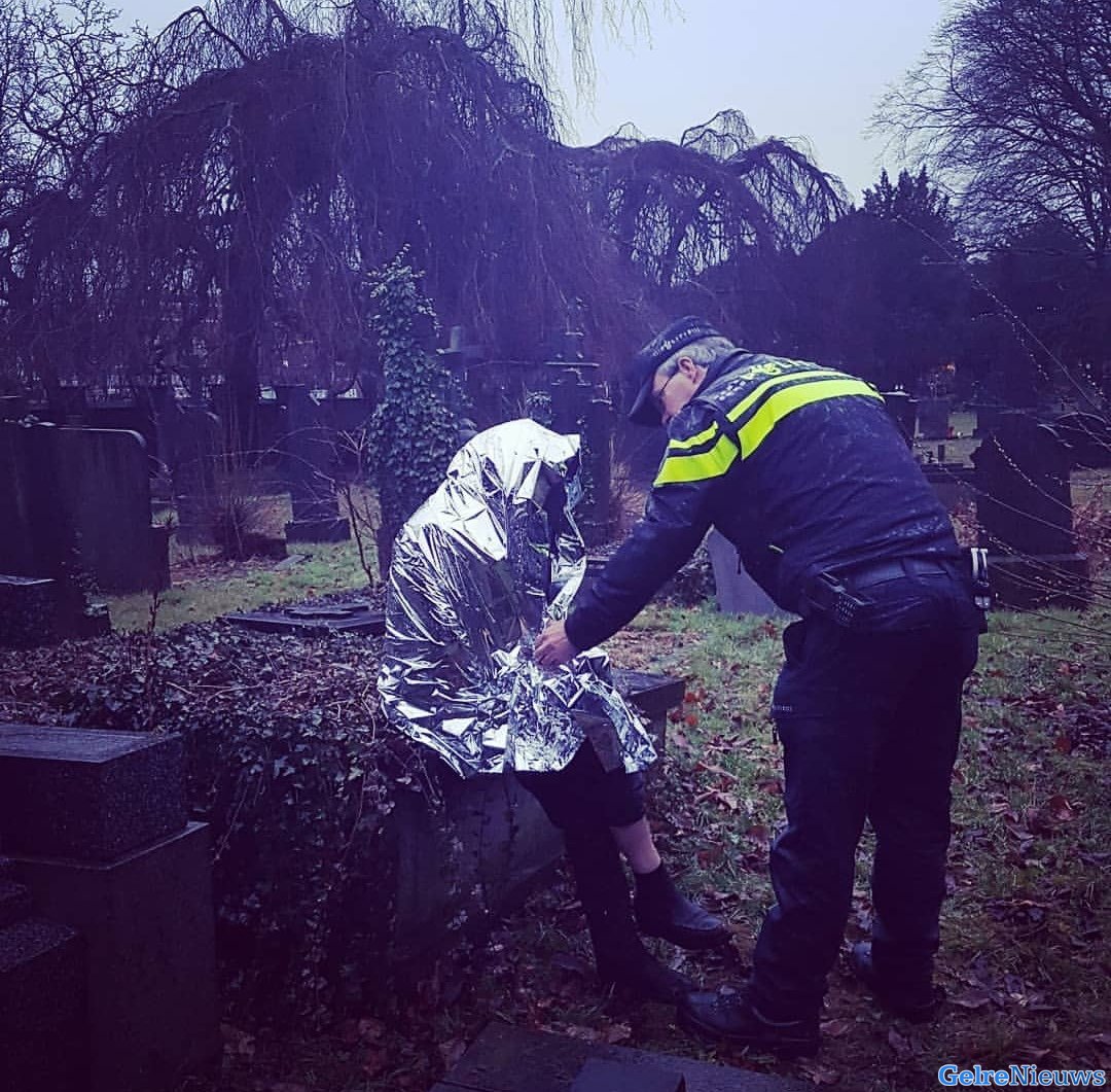 Vrouw ligt tussen graven van een kerkhof in Nijmegen
