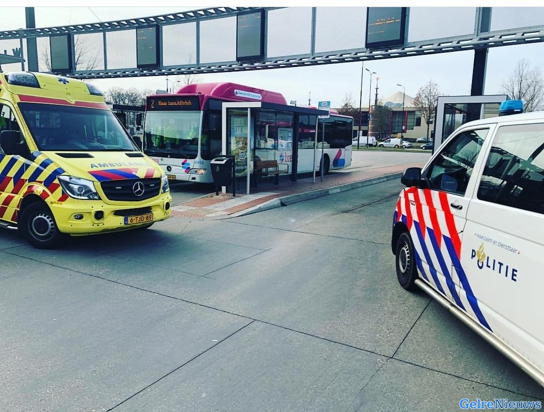 Hulpdiensten met spoed naar station Dukenburg Nijmegen voor onwel geraakte chauffeur