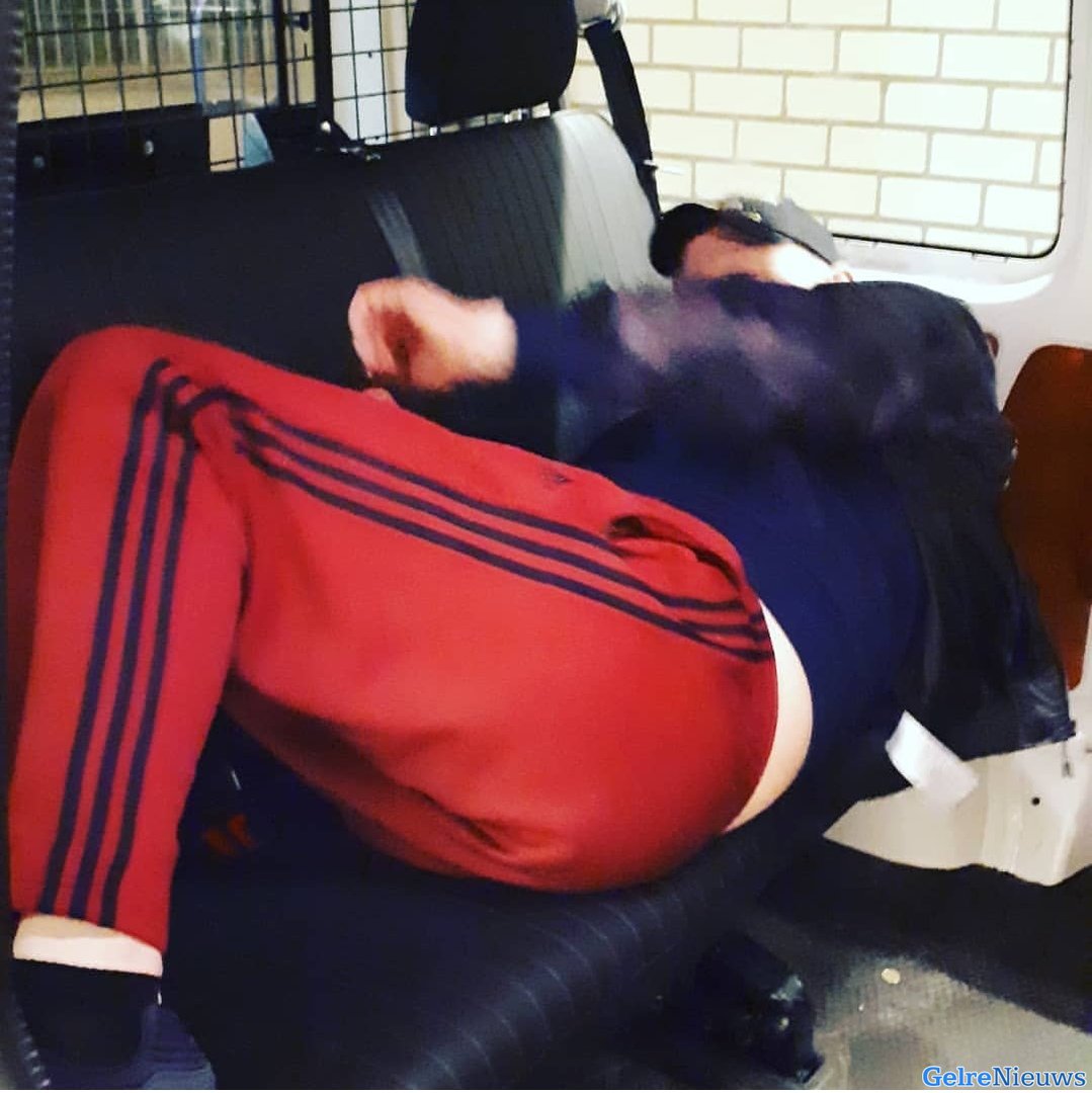 Schreeuwende man met broek op enkels aangehouden op station Nijmegen