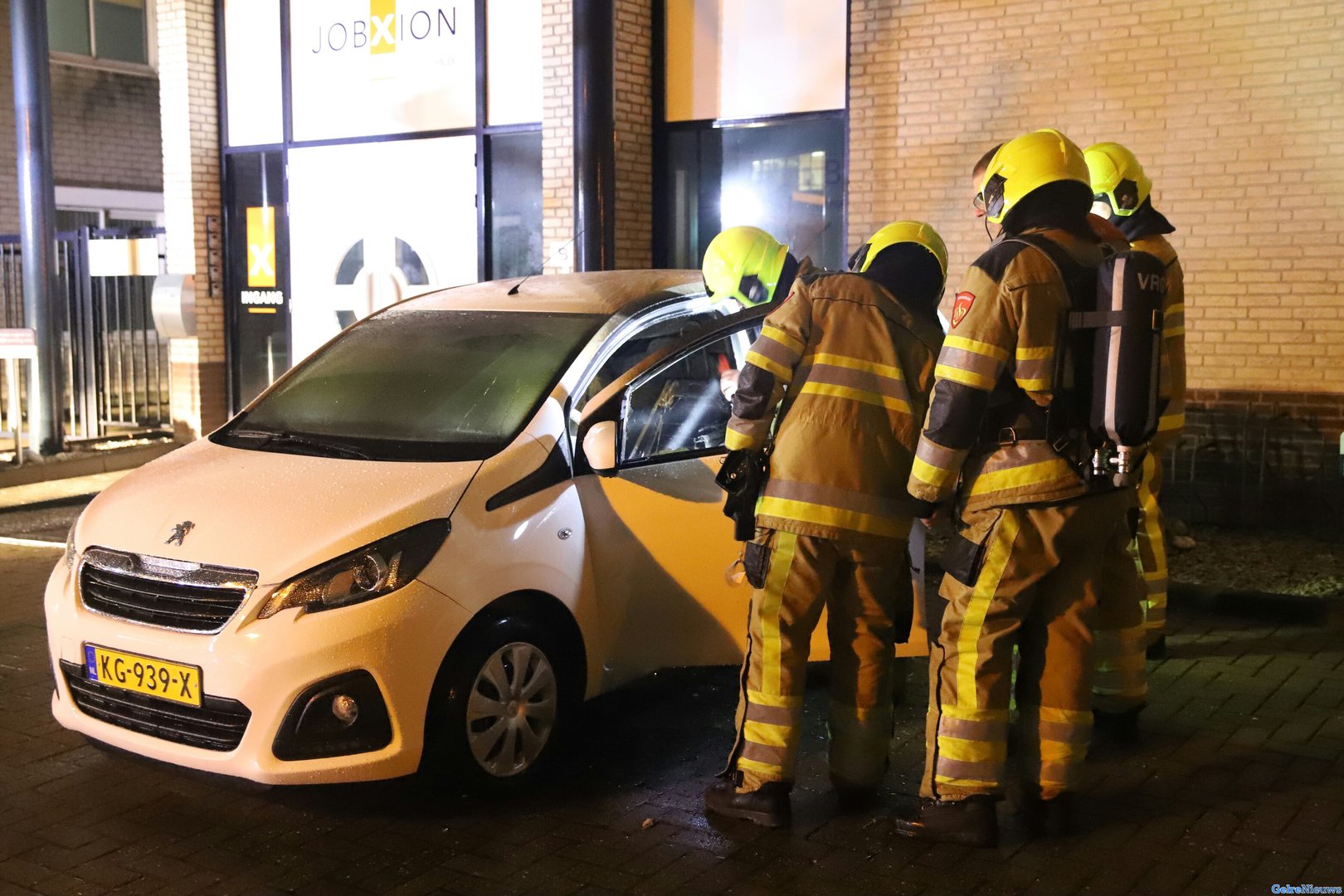 Auto van binnen verwoest door brand in Tiel: waarschijnlijk brandstichting