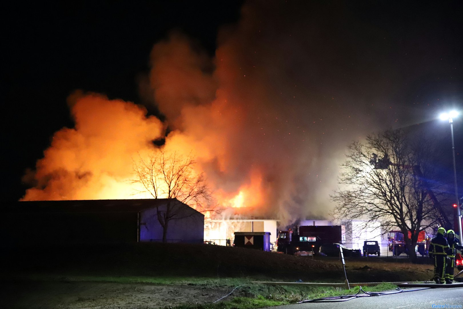 Zeer grote brand in bedrijfloods Beesd
